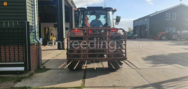 New Holland tractor met afschuifvork